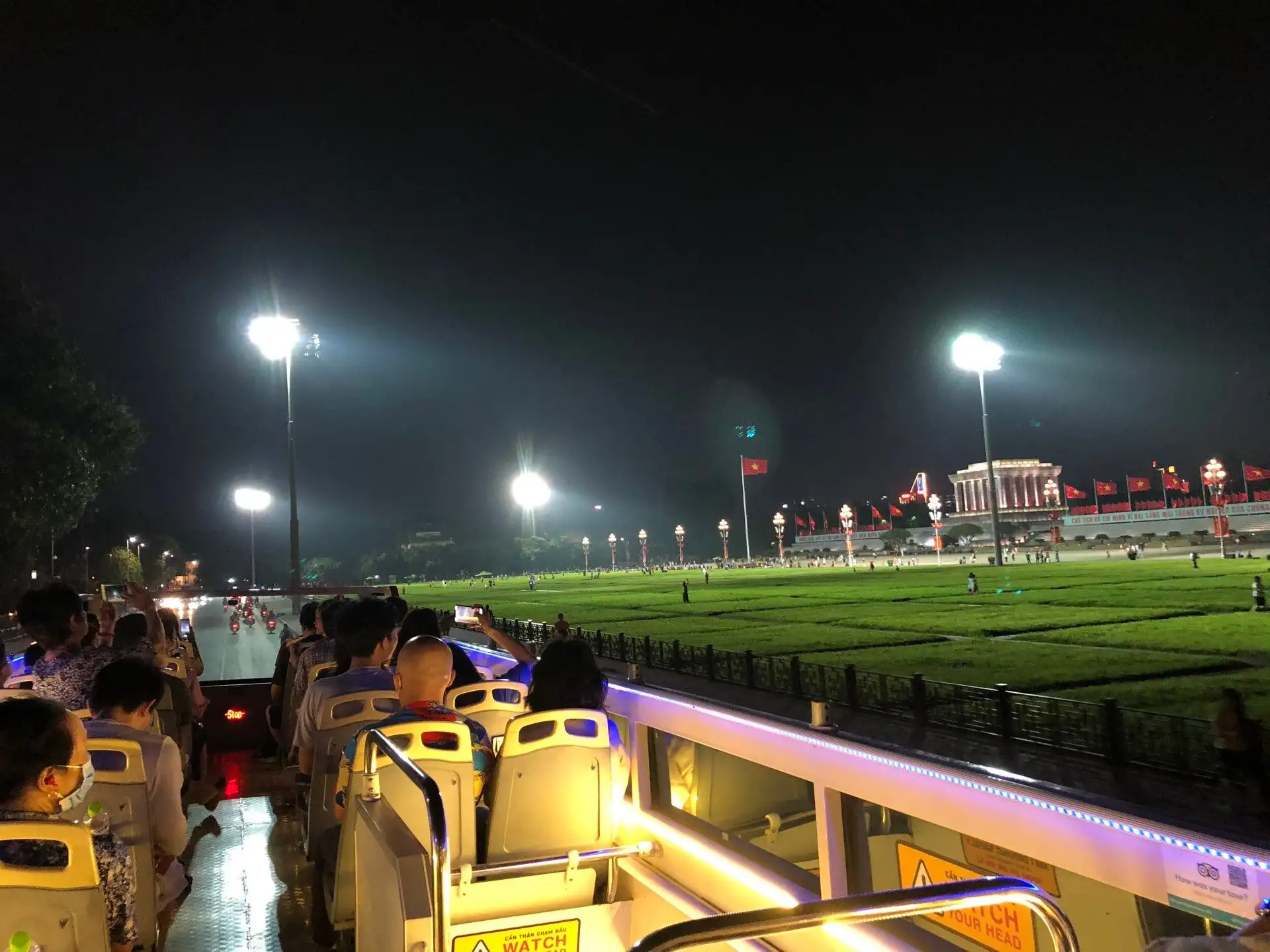 Tour Ngắm Cảnh Ban Đêm Hà Nội.