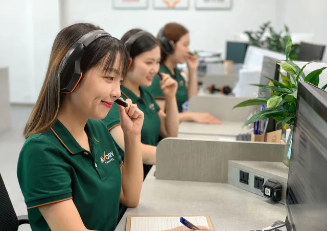 Tổng đài viên Avory Travel đeo tai nghe tư vấn khách hàng