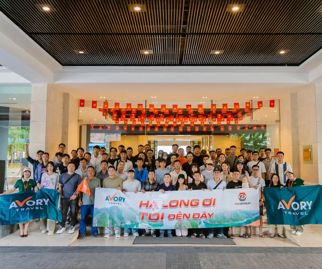 Đoàn khách TDI Group chụp ảnh lưu niệm trong chuyến Hạ Long cùng Avory Travel