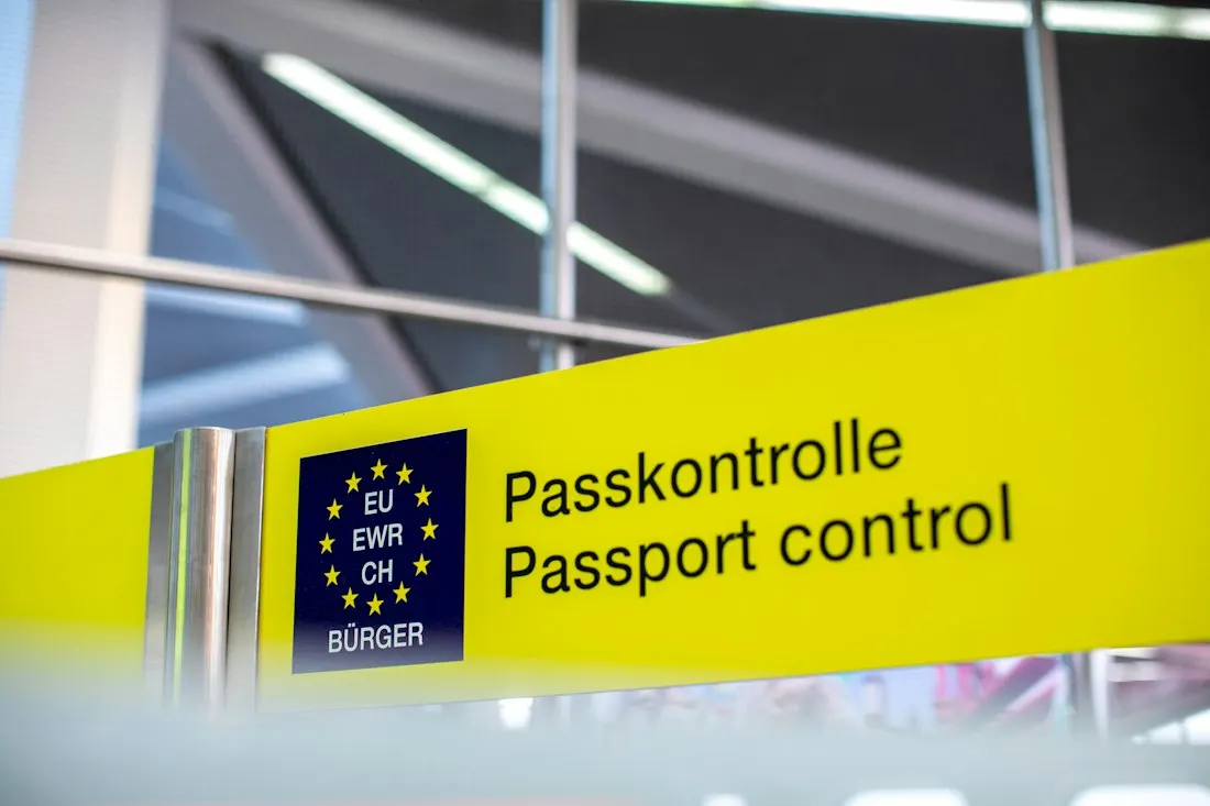 Biển "Passkontrolle / Passport control" tại cửa khẩu châu Âu